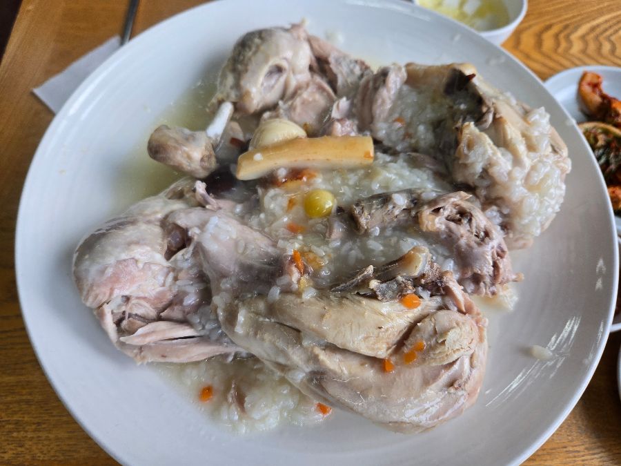 커다란 접시에 담겨 나온 누룽지 백숙