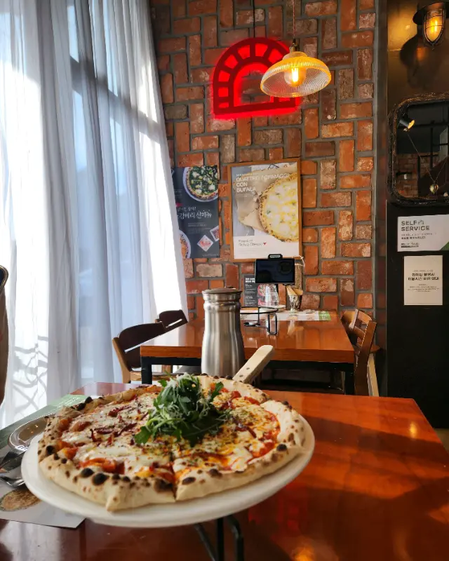 따뜻한 분위기의 레스토랑 내부