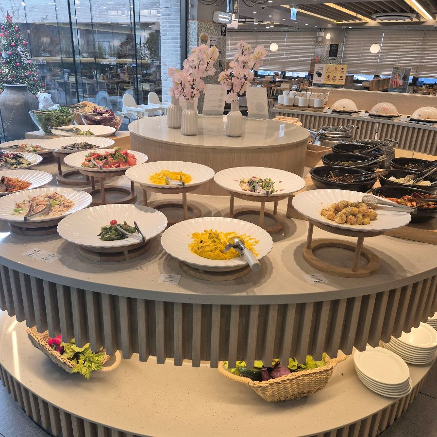 다양한 메뉴가 준비된 샐러드바