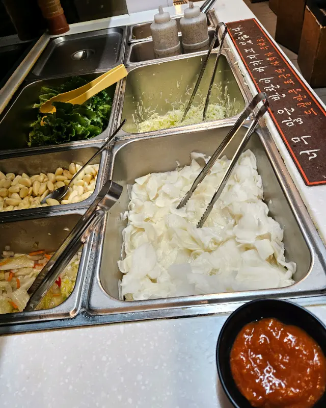 신선한 야채와 쌈무, 김치 등이 준비된 셀프바