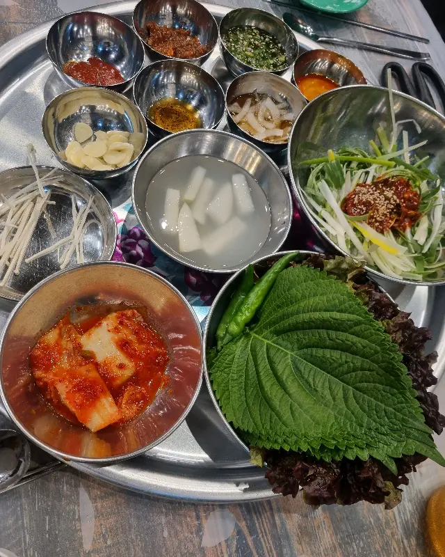 다양한 곁들임 메뉴가 담긴 쟁반