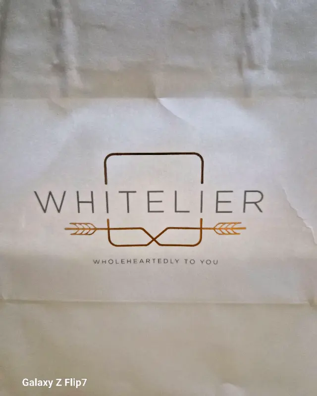 화이트리에 로고가 박힌 포장지