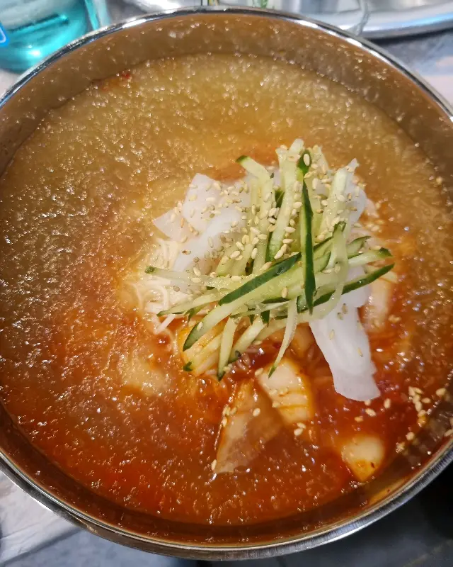 시원하고 새콤한 김치말이국수