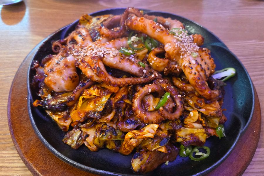 낙지볶음에 밥 비벼 먹기