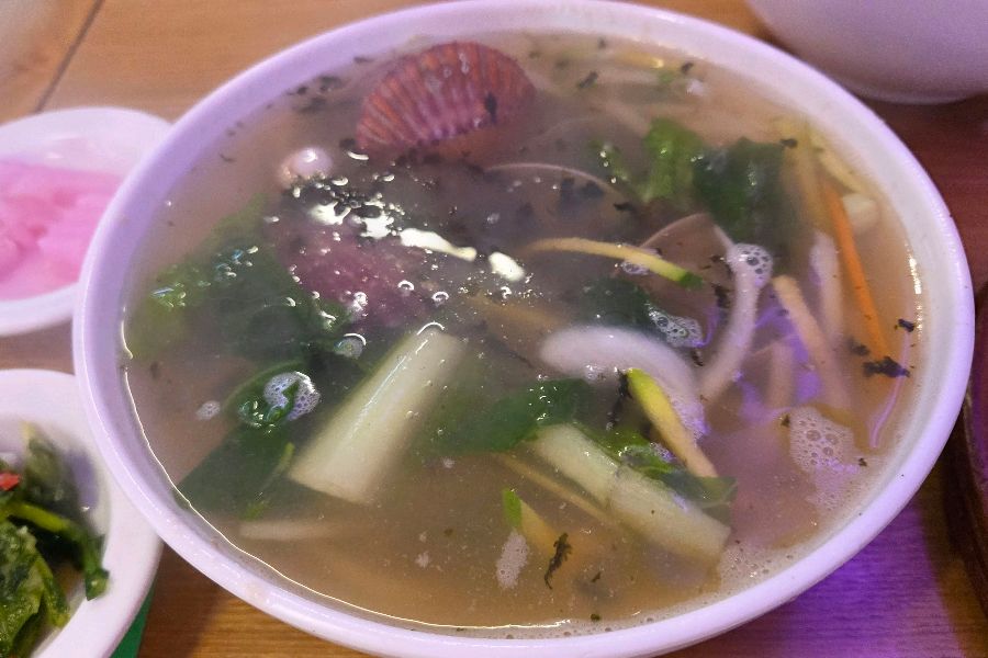 시원한 국물이 일품인 조개칼국수