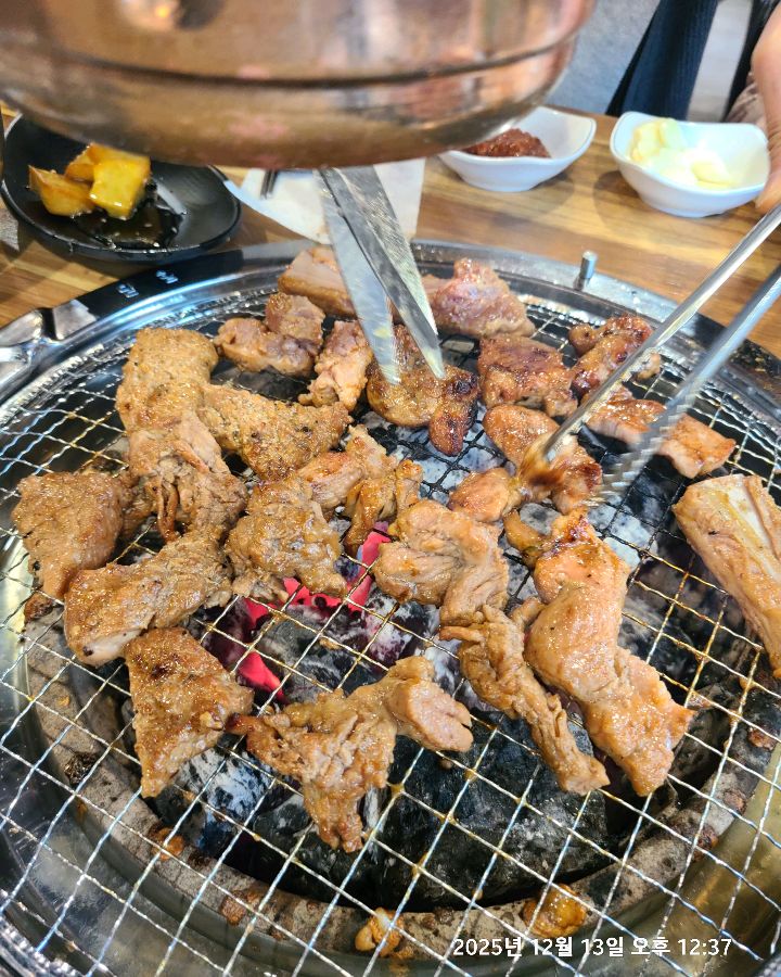 숯불 위에서 맛있게 익어가는 양념 돼지갈비
