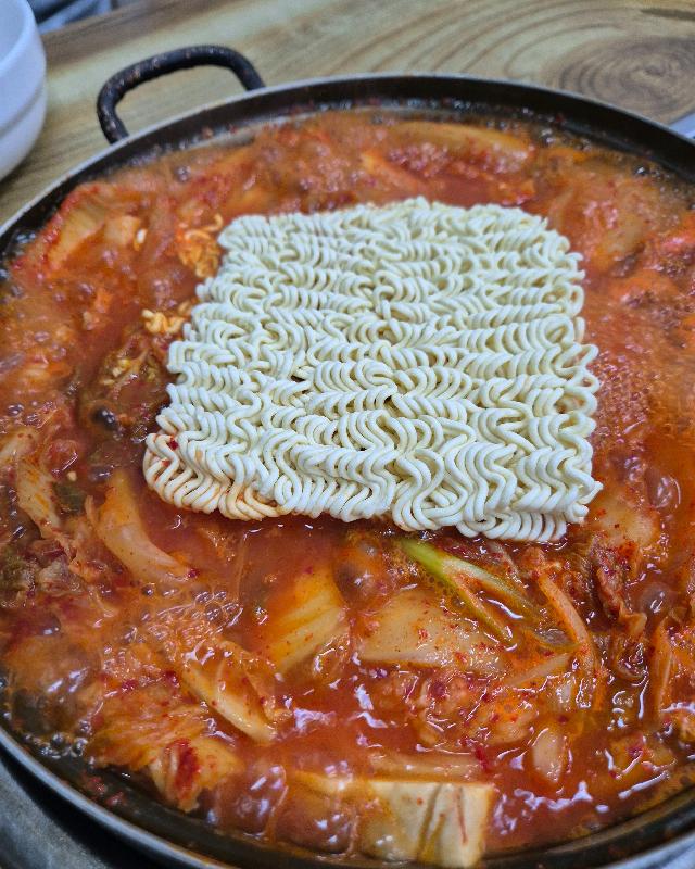 김치찌개에 라면 사리 추가