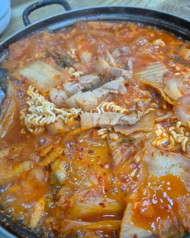 돼지고기와 김치가 듬뿍 들어간 김치찌개