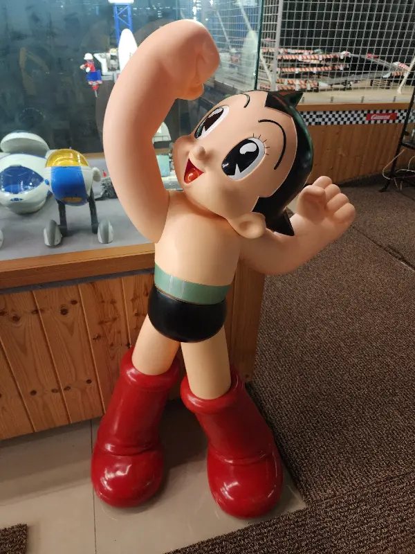 식당 앞에 놓인 아톰 캐릭터 조형물