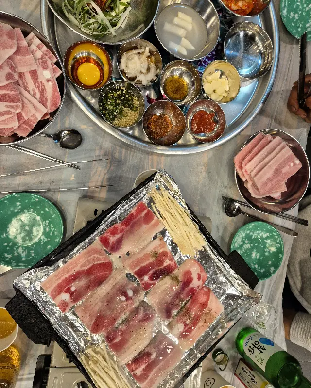 냉삼과 다양한 소스, 곁들임 채소 한상차림