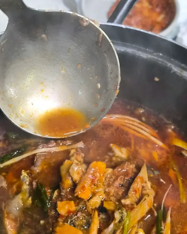 매운탕 국물을 떠올리는 숟가락