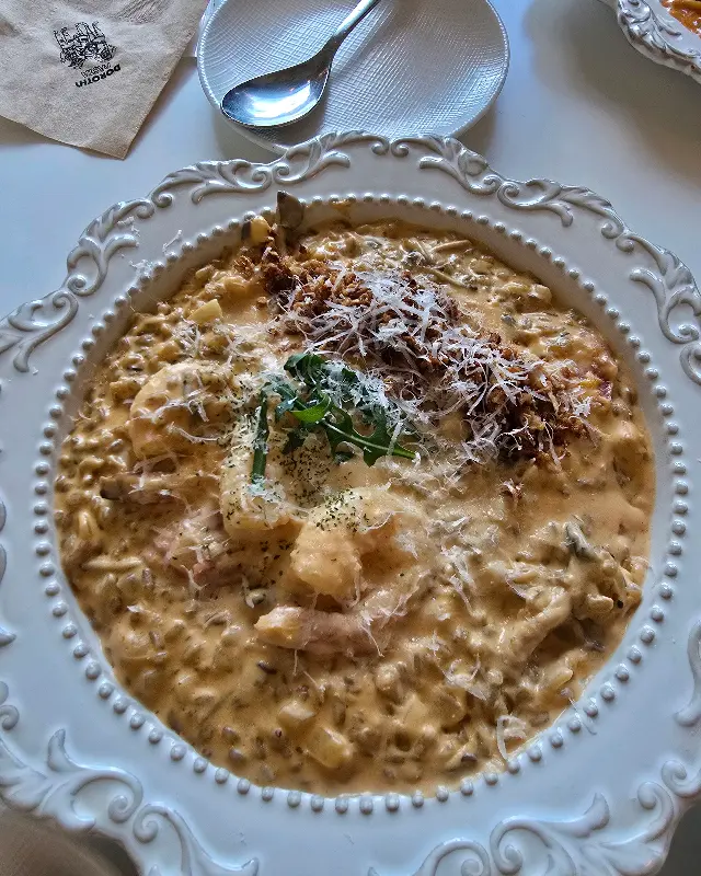 눈꽃 치즈가 소복하게 쌓인 파스타