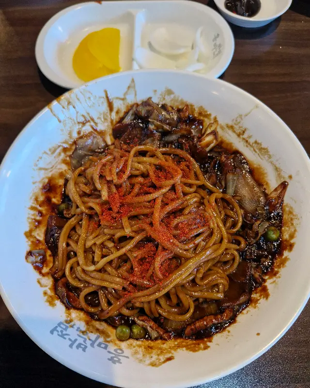 고춧가루가 뿌려진 짜장면
