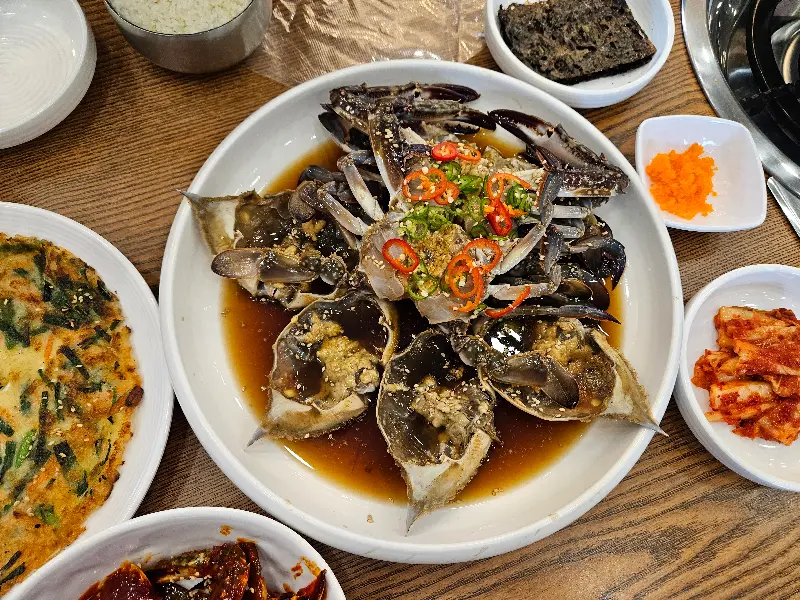 푸짐한 한 상 차림 (간장게장, 양념게장, 부침개, 김치 등)