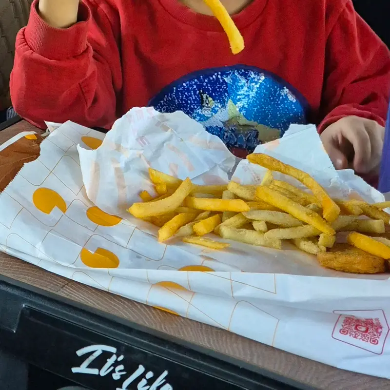 아이와 함께 롯데리아를 방문한 모습