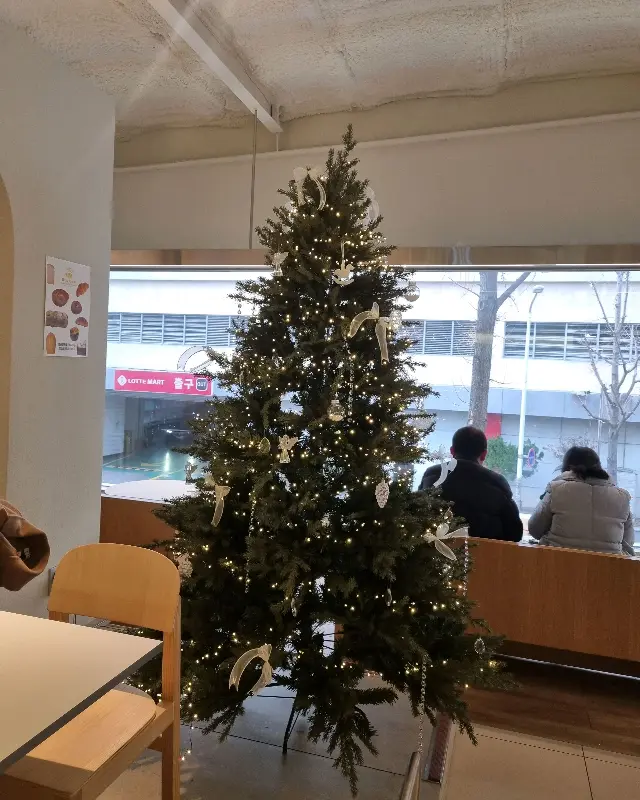 크리스마스 분위기가 물씬 풍기는 트리