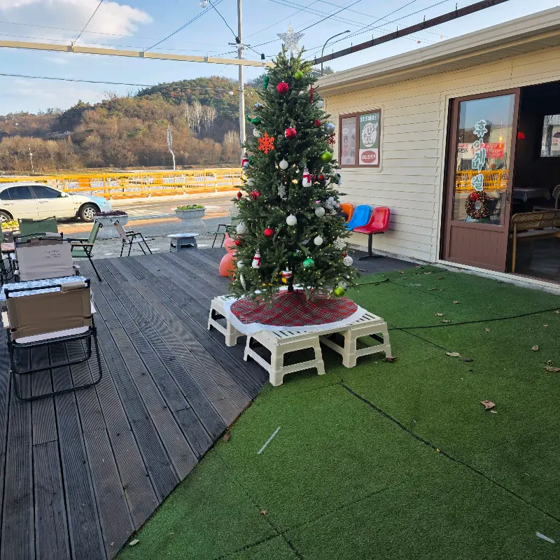 카페 앞 정원에 놓인 크리스마스 트리