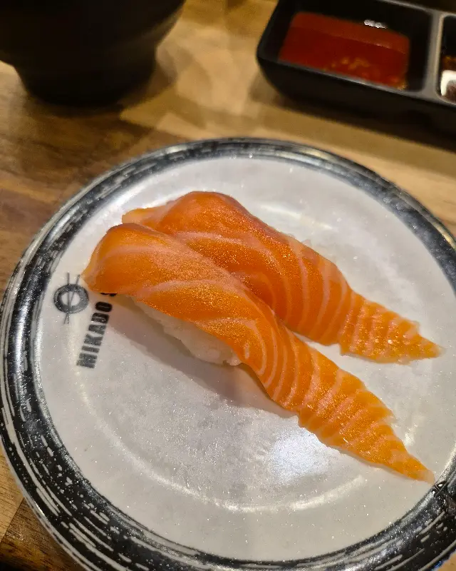 보기만 해도 군침이 싹 도는 연어 초밥