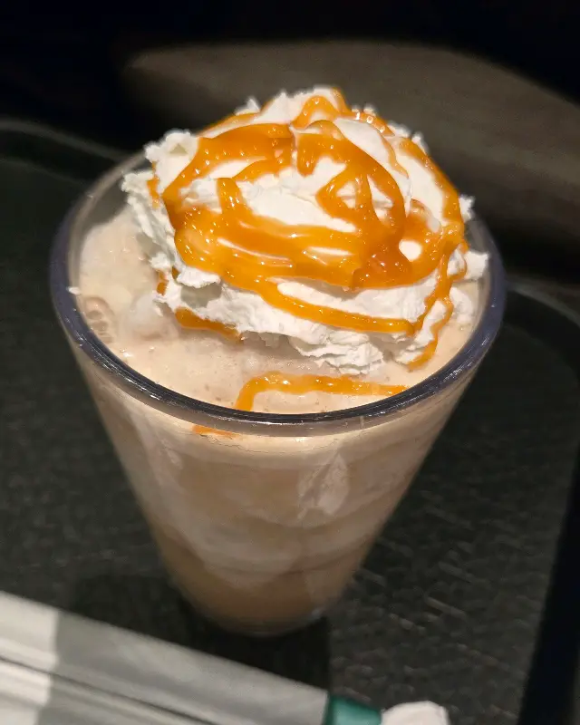 카라멜 드리즐이 뿌려진 돌체 콜드 브루