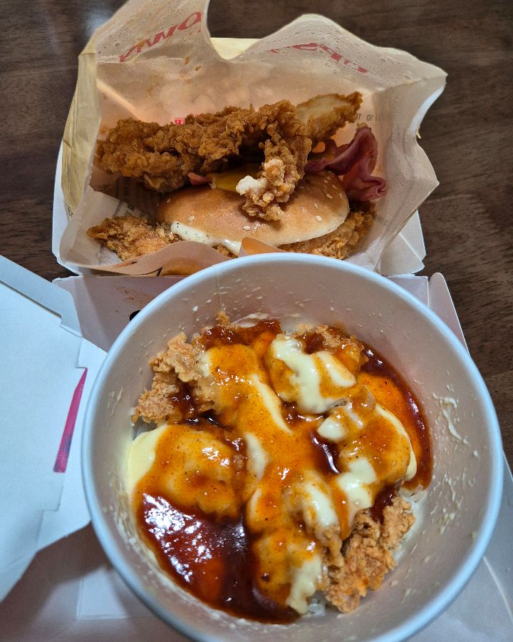 치밥과 업사이드 다운 징거 버거를 함께 찍은 사진. 치밥 위에는 매콤달콤한 소스가 뿌려져 있다.