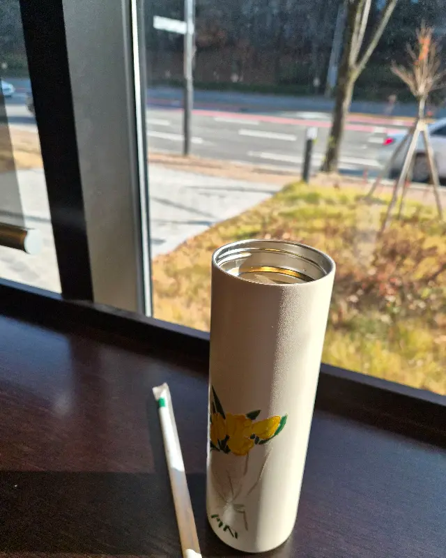 창가에 놓인 텀블러