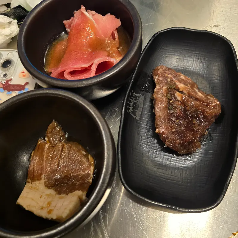 다양한 소스와 고기를 취향에 맞게 즐길 수 있다.