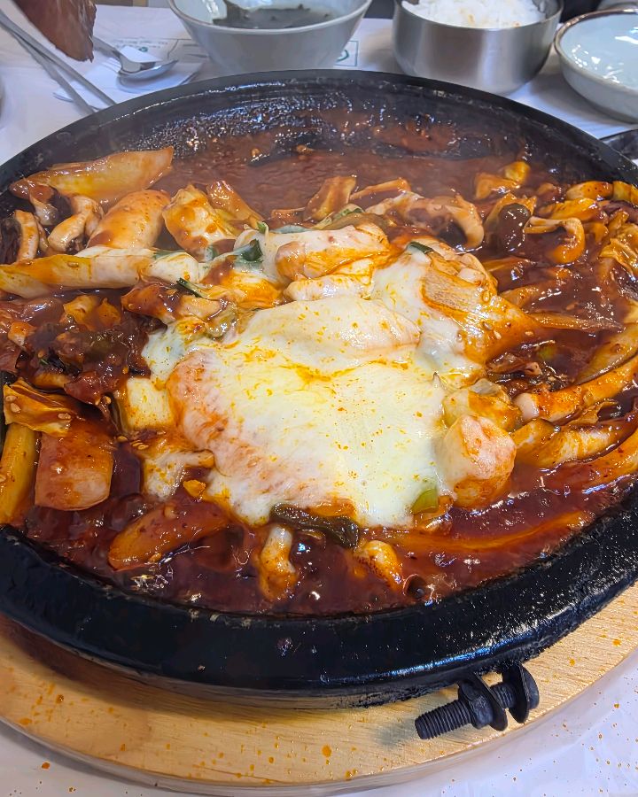 돌판 위에서 지글거리는 오징어제육볶음