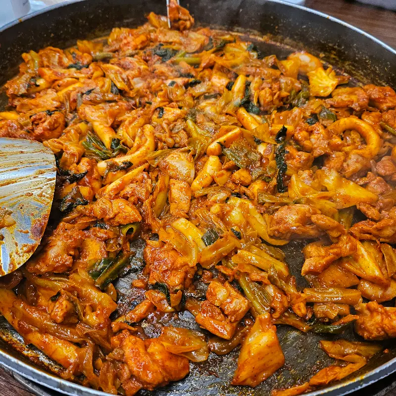 푸짐하게 볶아진 닭갈비