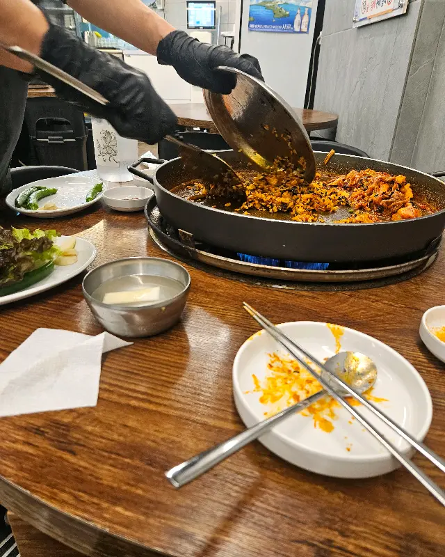 닭갈비를 볶아주시는 직원분