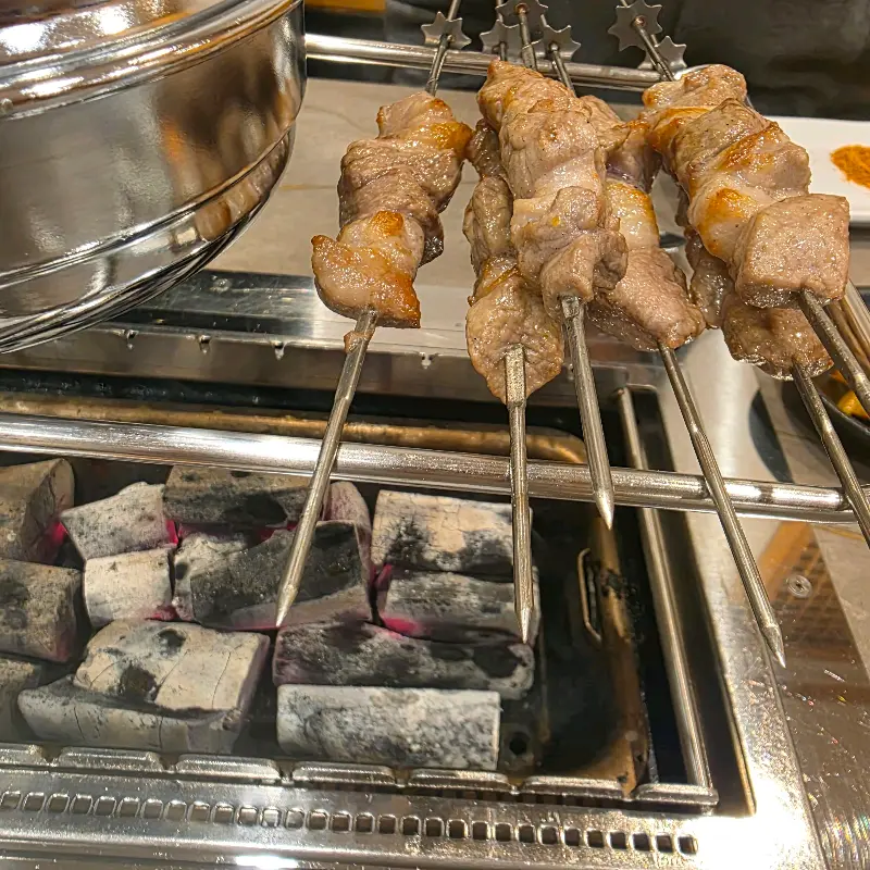 숯불 위에서 맛있게 익어가는 양꼬치