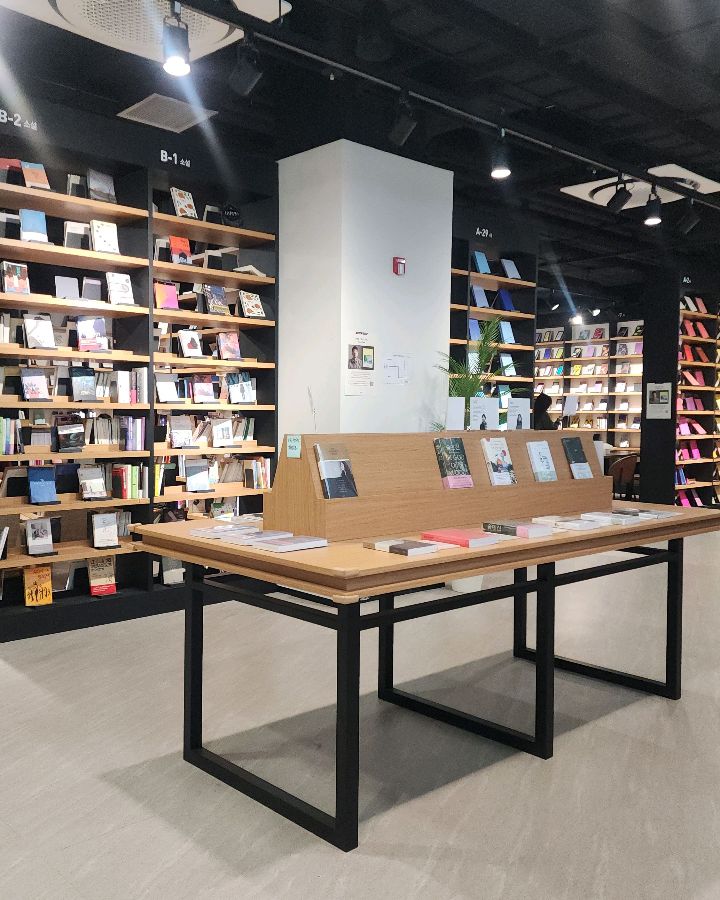 카페 내부 책 진열대