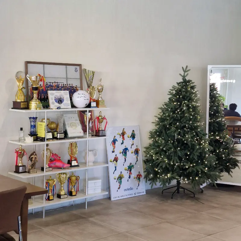 카페 내부의 축구 관련 장식