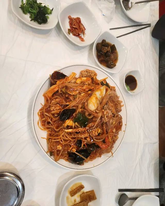 해물찜과 함께 차려진 밑반찬