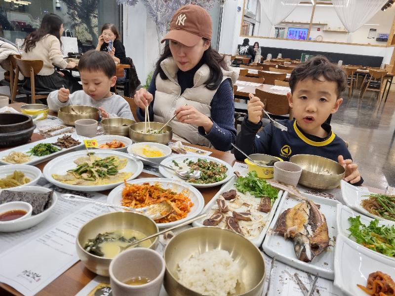 아이와 함께 즐거운 식사를 하는 가족