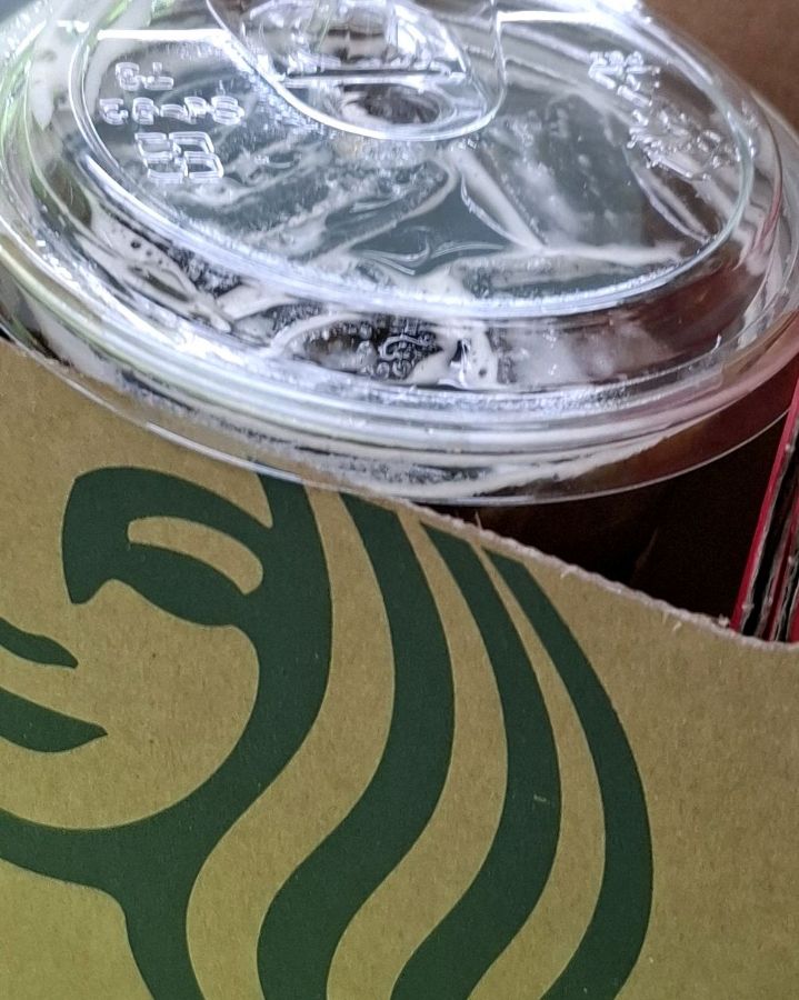 스타벅스 로고가 새겨진 컵