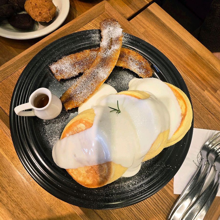 라떼 아트가 돋보이는 따뜻한 라떼