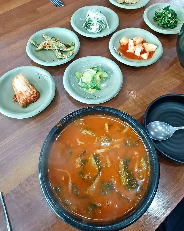 어탕국수와 함께 차려진 다양한 밑반찬