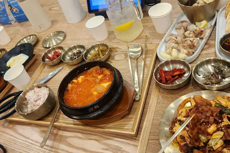 시원하고 상큼한 레몬 에이드, 식사 후 입가심으로 완벽하다.