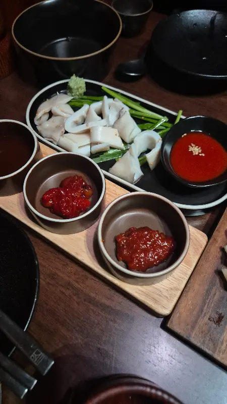 다채로운 맛과 향을 자랑하는 수육 한 상