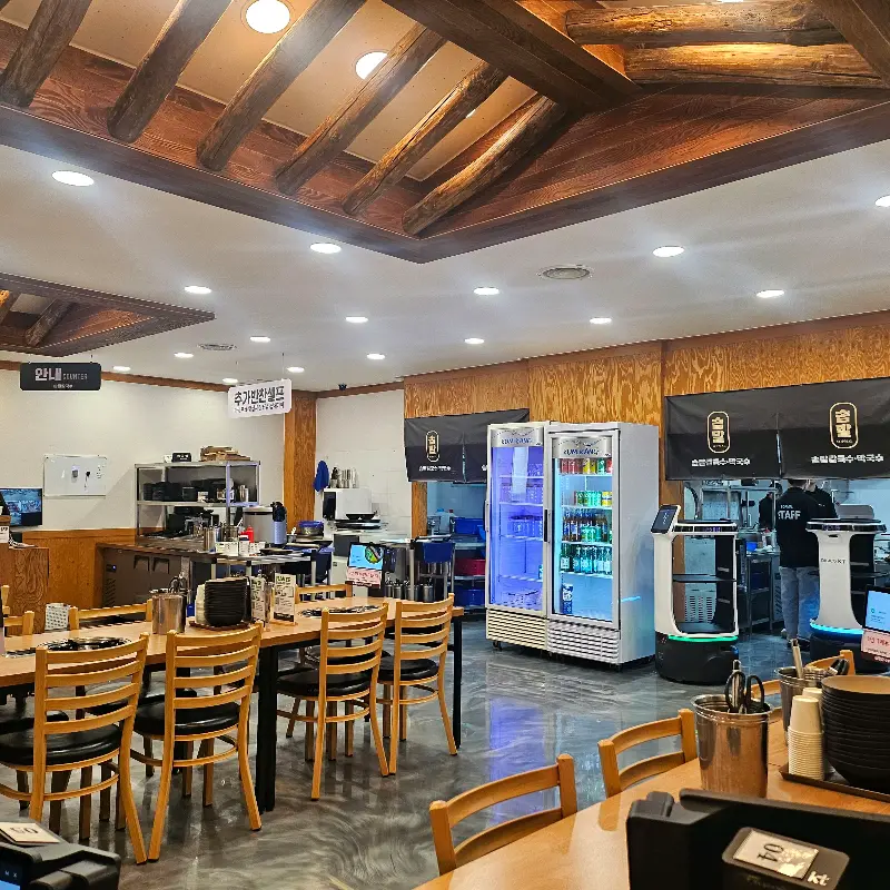 넓고 깔끔한 솝말칼국수 내부