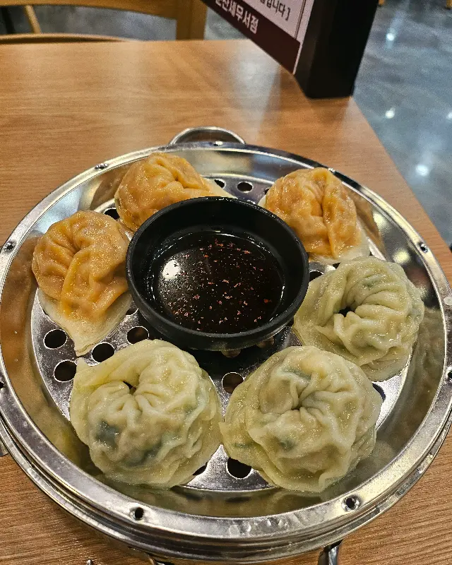 윤기가 흐르는 만두의 모습