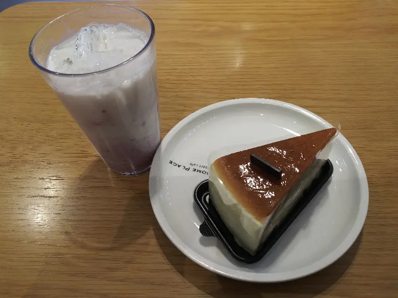 케이크와 음료의 완벽한 조합