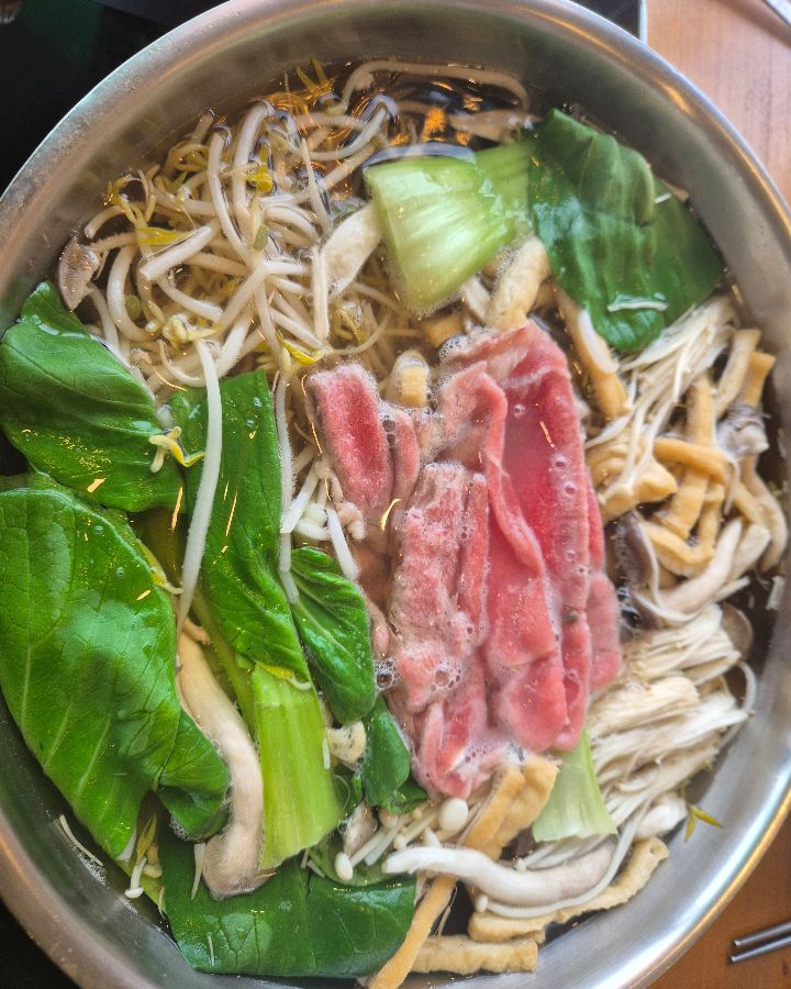 신선한 야채와 고기가 담긴 샤브샤브 냄비