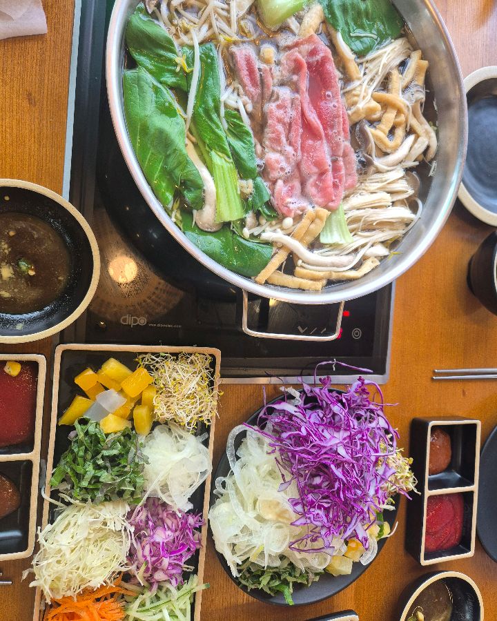 다채로운 샤브샤브 재료