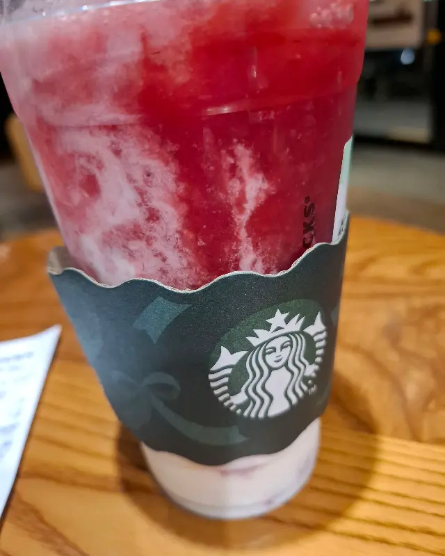 상큼함이 느껴지는 딸기 라떼