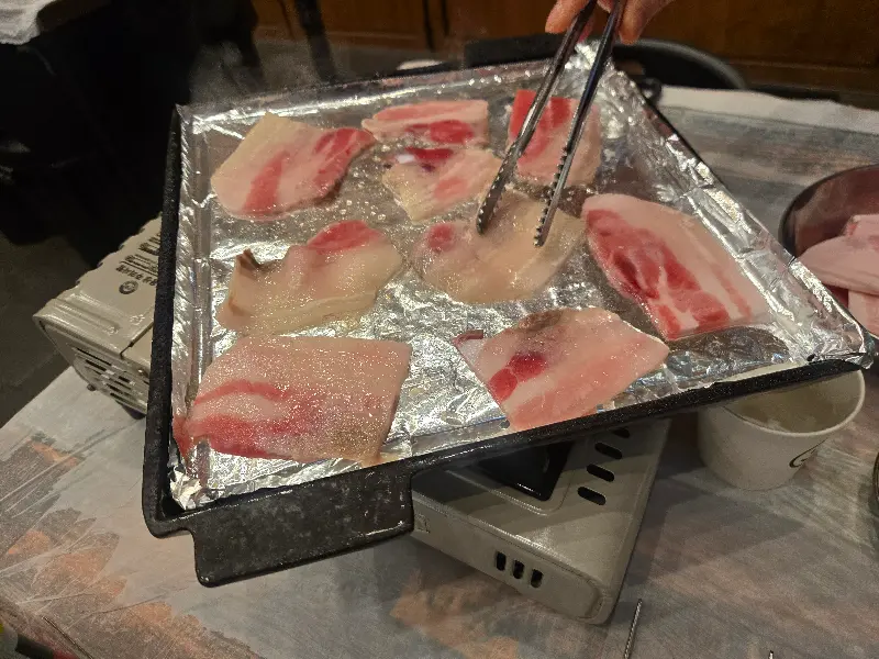 불판 위에서 맛있게 익어가는 냉동 삼겹살