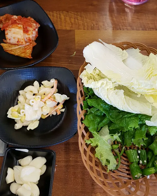 다양한 곁들임 반찬과 신선한 채소