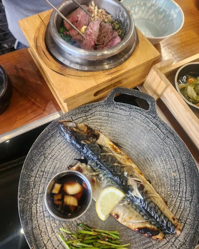 한상 가득 차려진 솥밥 정식