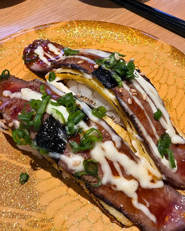 윤기가 흐르는 장어 초밥