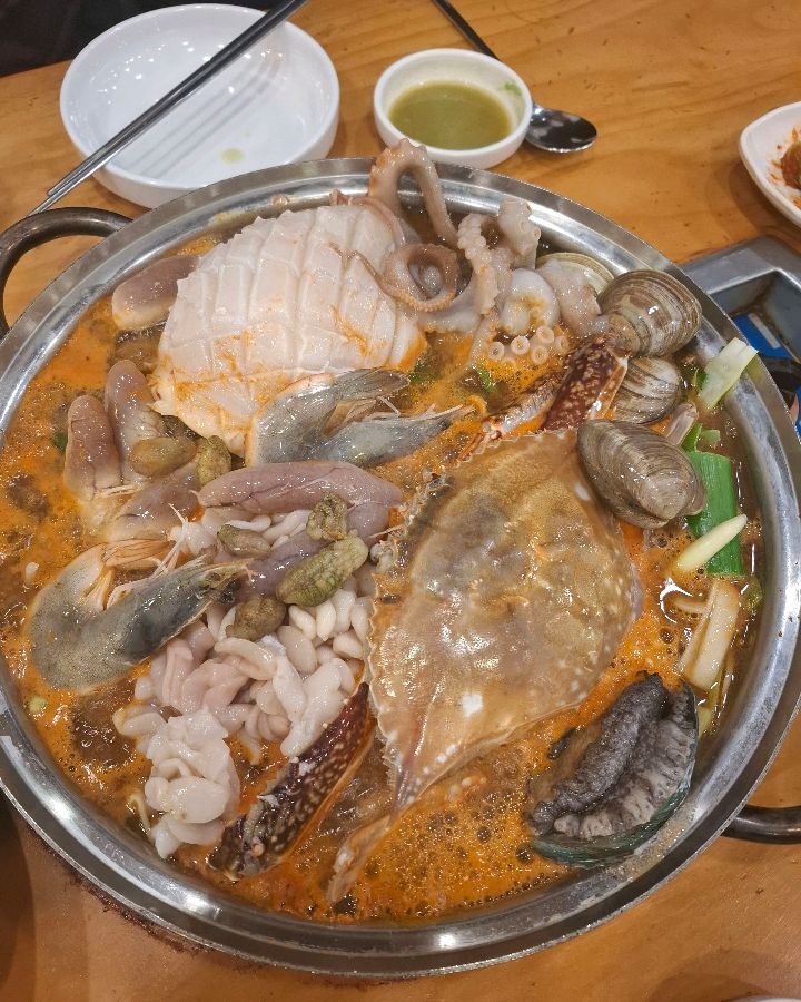 푸짐한 해물탕 한상차림